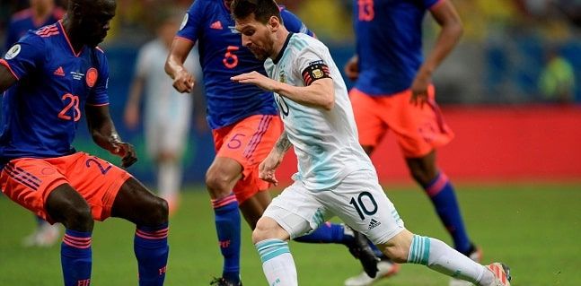Messi gambeteando a varios jugadores colombianos