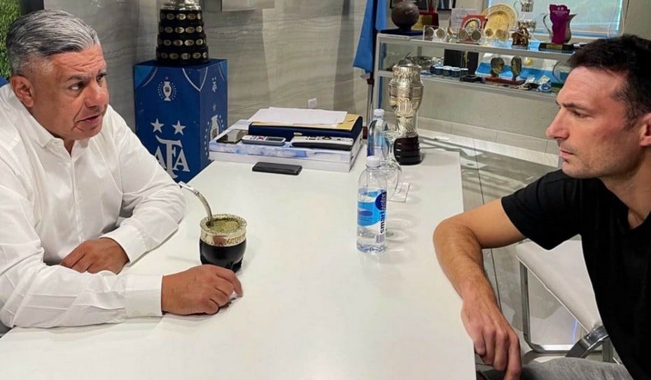 Chiqui Tapia y Scaloni