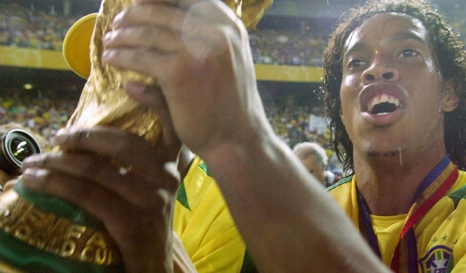 Ronaldinho con la copa del mundo en Brasil