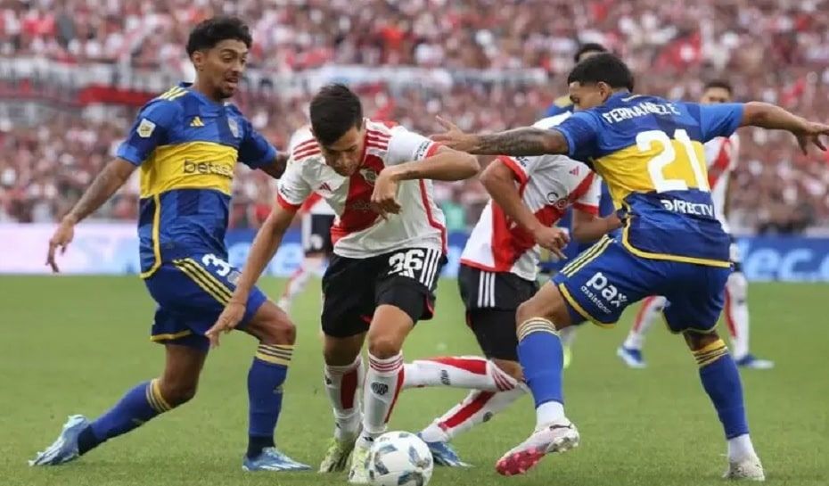 Boca VS River jugando en el Monumental