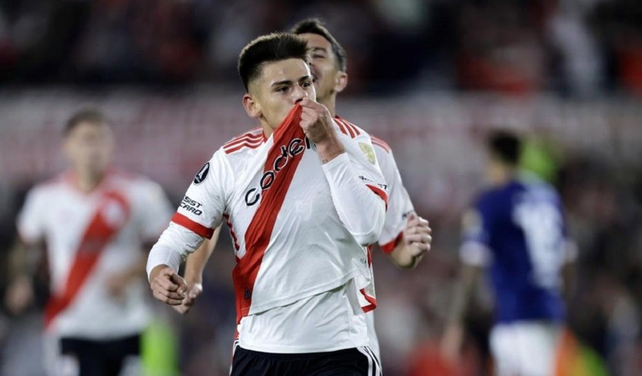 Diablito Echeverri festejando un gol