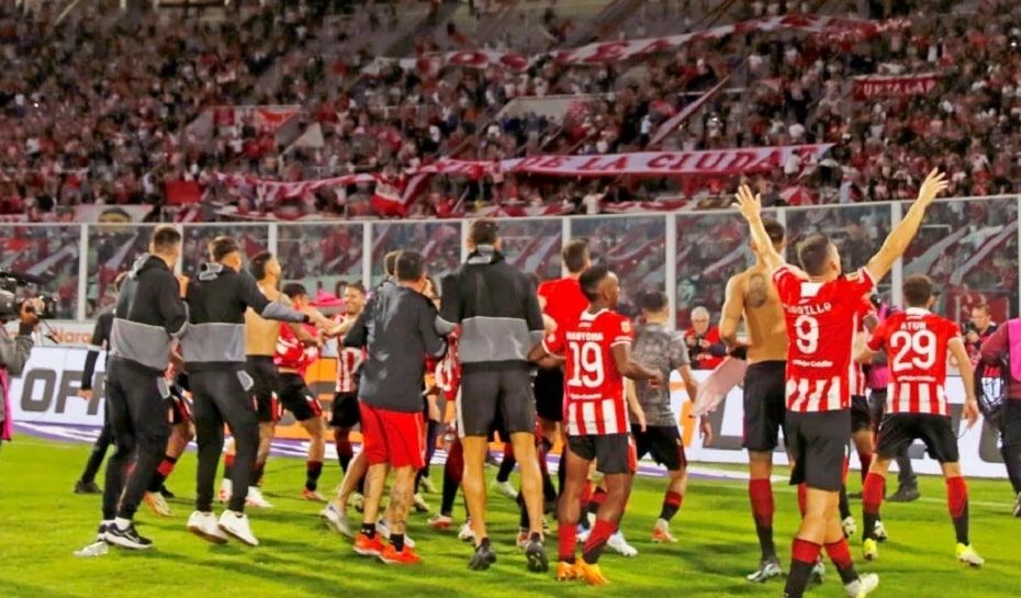 Estudiantes festejando la clasificación