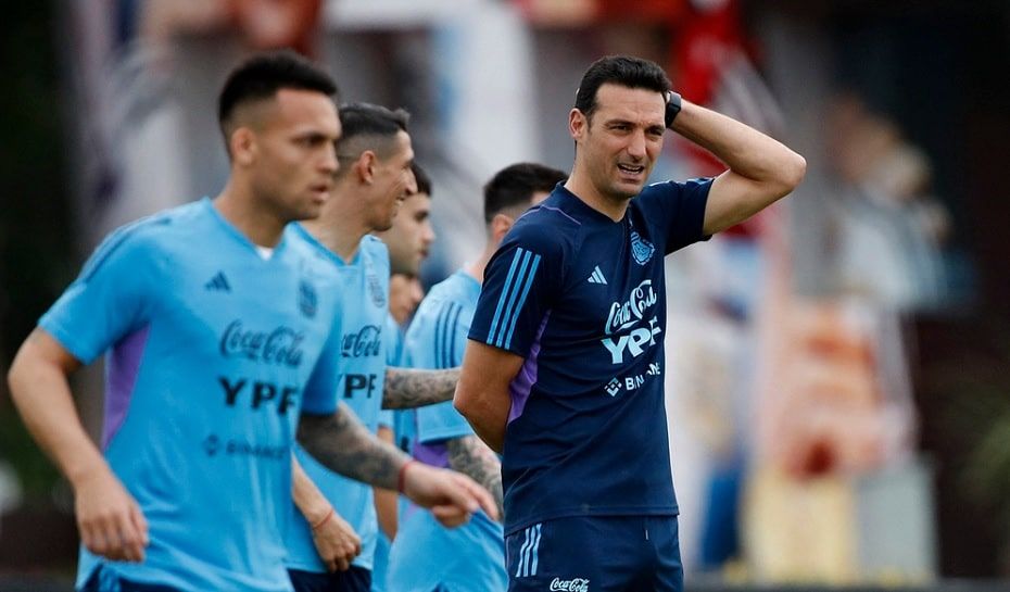 Scaloni en el entrenamiento de Argentina