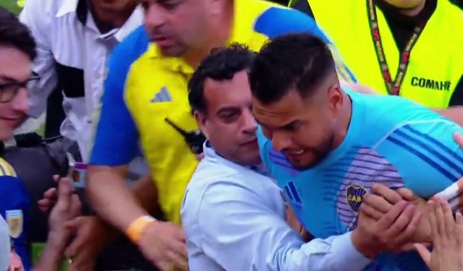 Sergio Romero peleando con un hincha de Boca