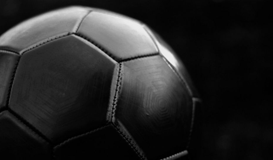 Balón de fútbol con fondo negro