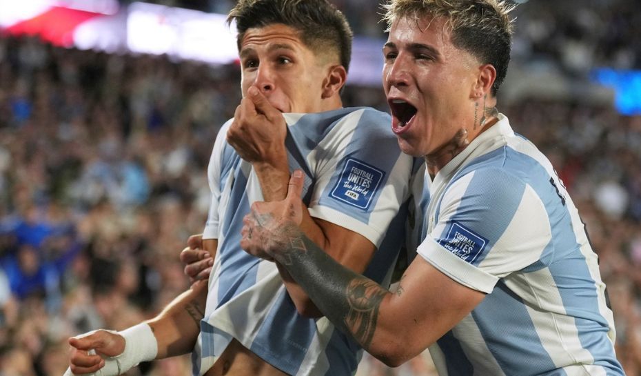 Giuliano Simeone festejando gol en la selección Argentina