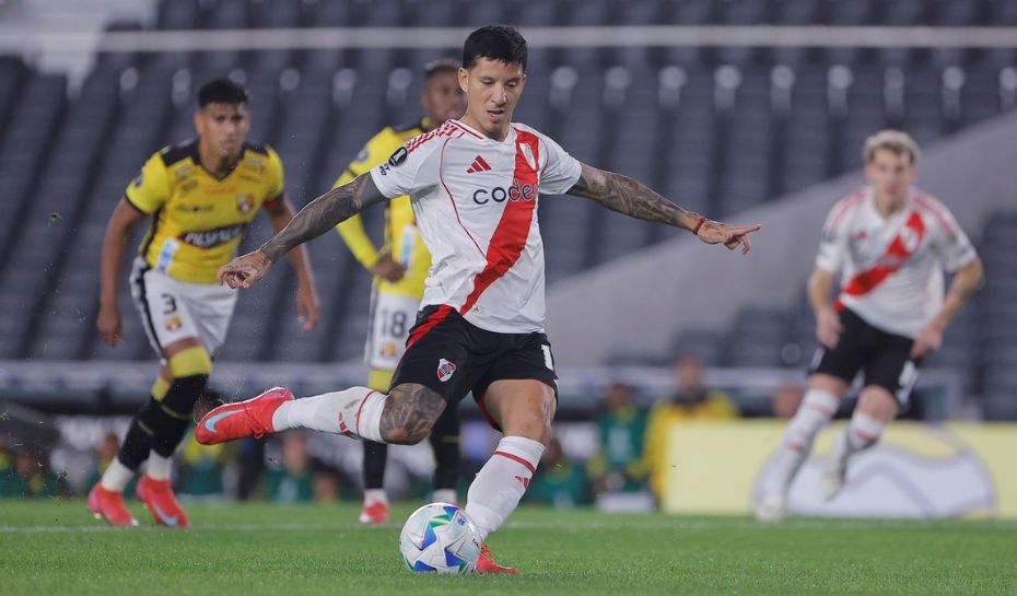 Driussi pateando un penal en River