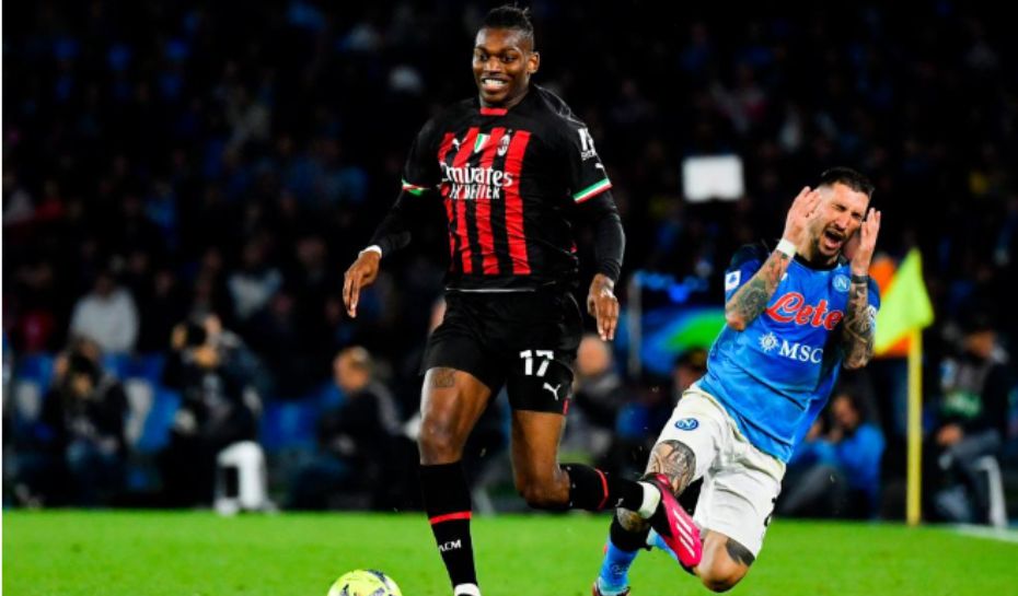 Falta en el partido de Milan VS Nápoles