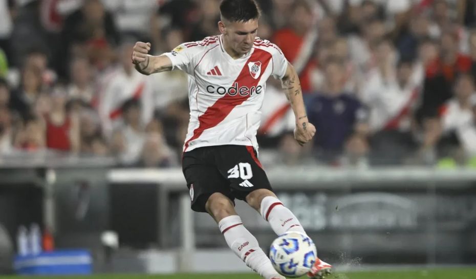 Mastantuono pateando un tiro libre en River