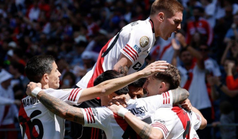 Festejo de gol de River con Mastantuono