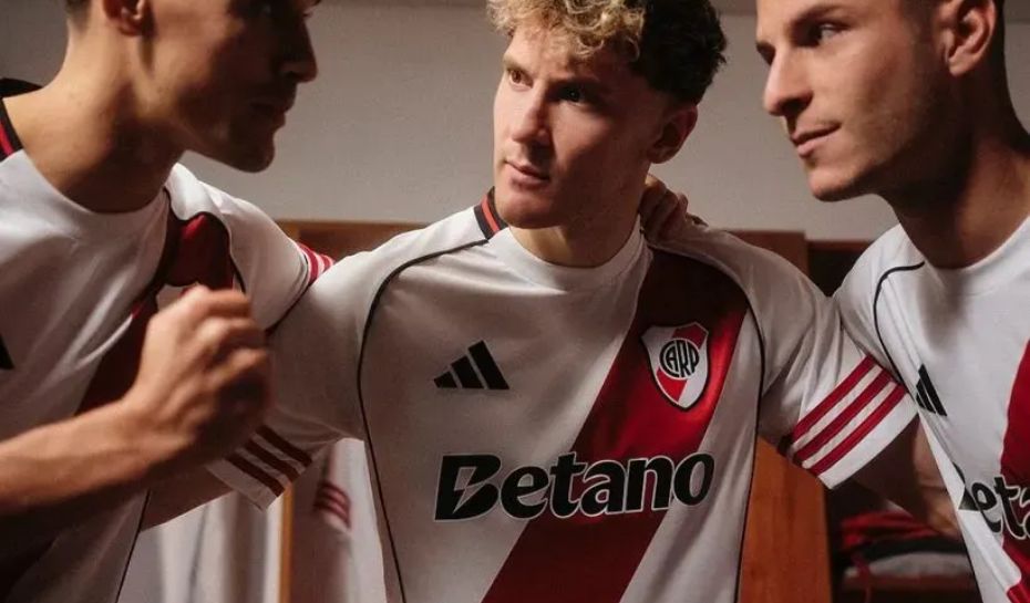 Presentación de la nueva camiseta titular de River