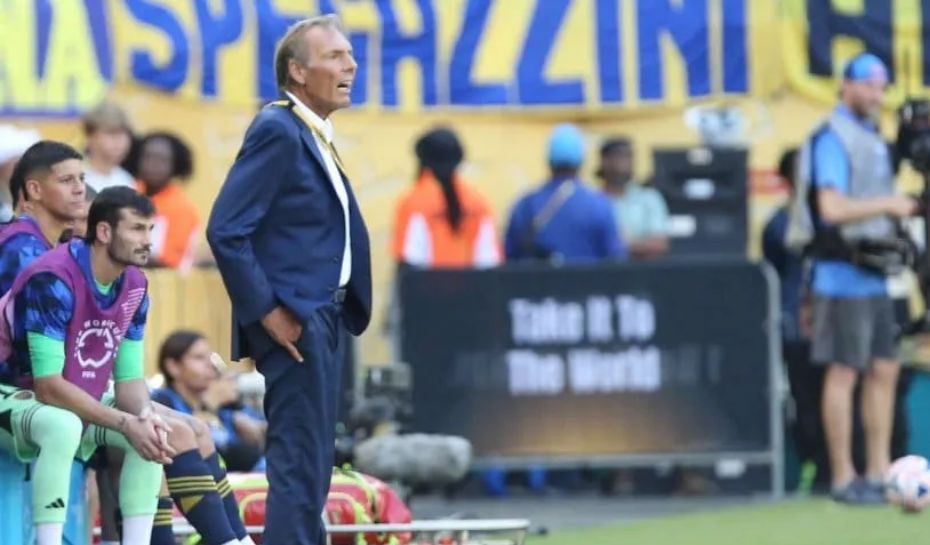 Russo dirigiendo a Boca