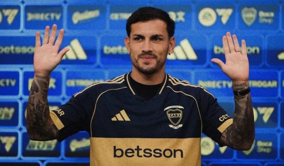 Paredes con la camiseta de Boca en su presentación