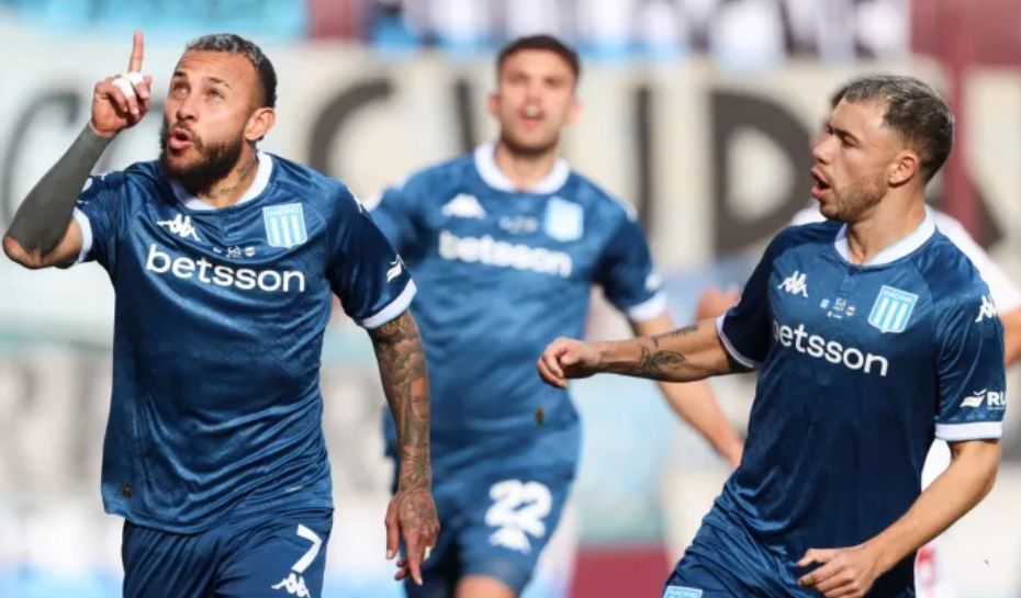 Duvan Vergara festejando gol de Racing