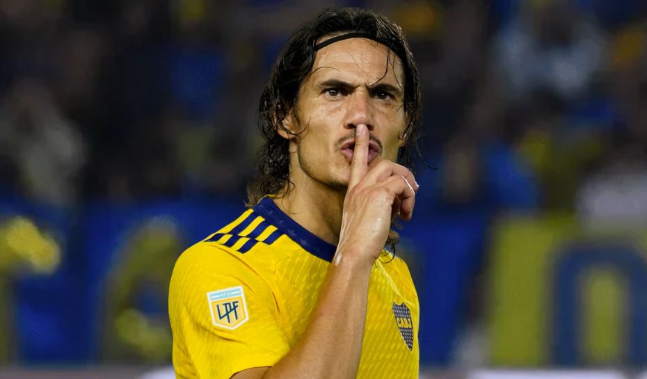 Gestos de Cavani a la Platea de Independiente Rivadavia