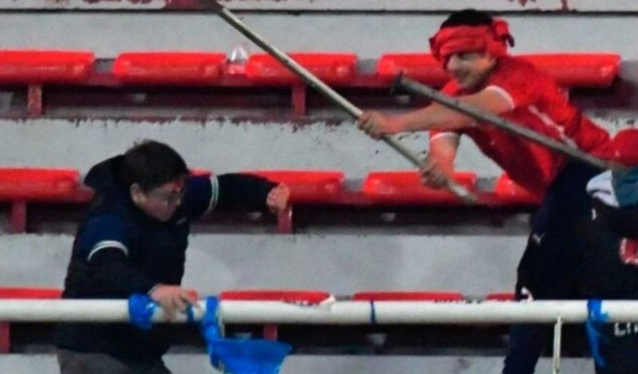 Hincha de River agredido por barras de Independiente