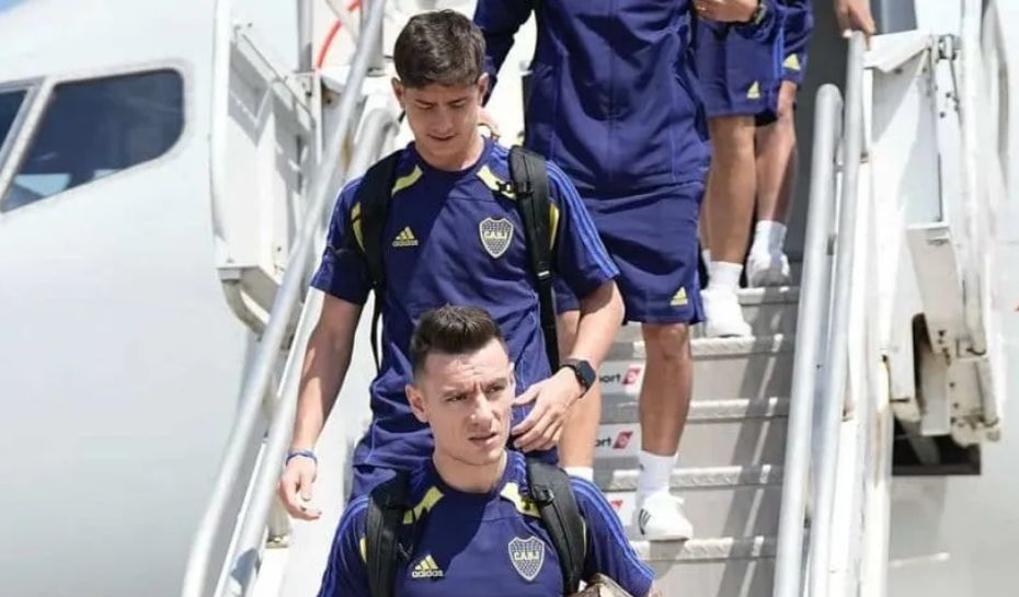 Plantel de Boca en el avion