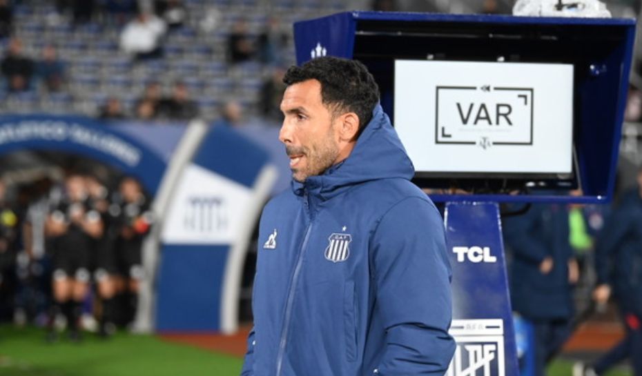 DT de Talleres Carlos Tevez en el campo