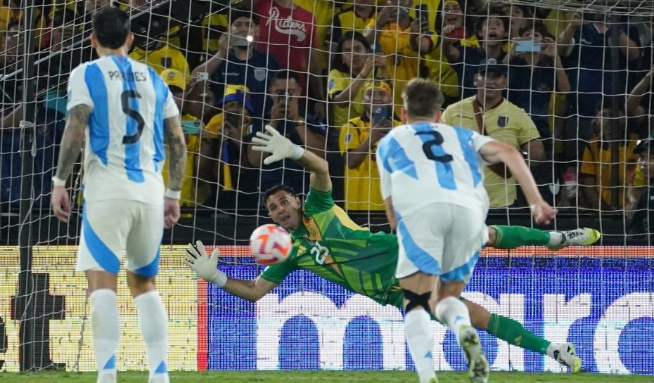 Dibu Martínez en el arco de la Selección