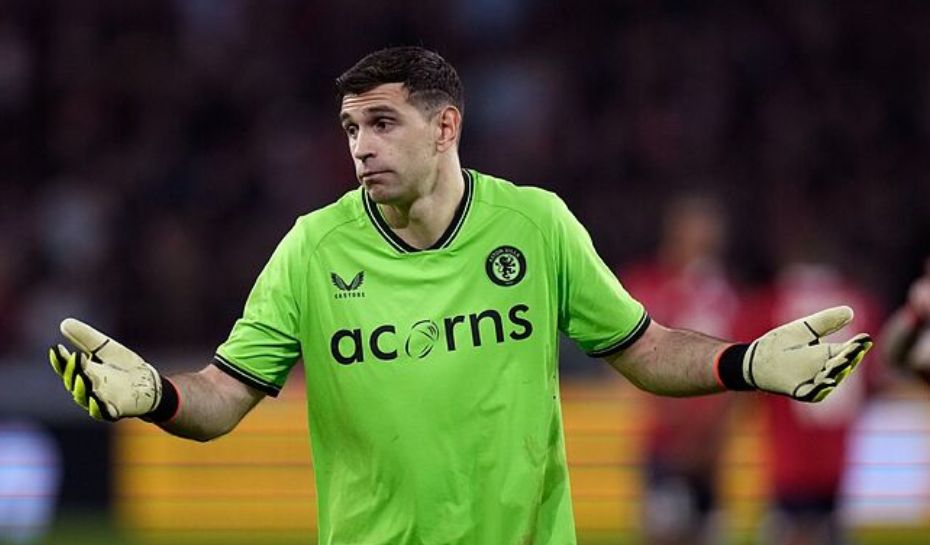 Dibu Martínez enojado en Aston Villa