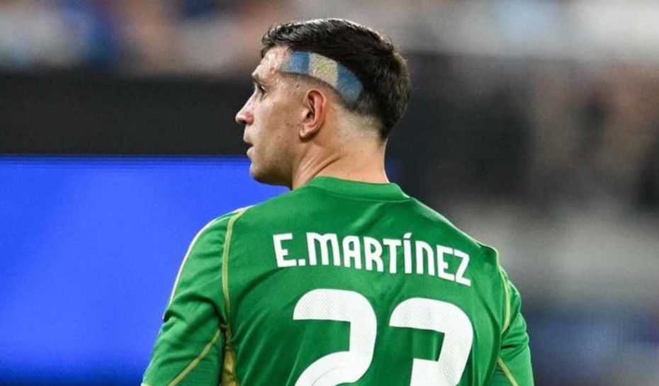 Dibu Martínez de espalda en la Selección Argentina
