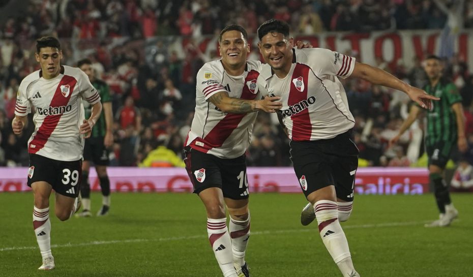 Festejo de gol de Salas y Quintero