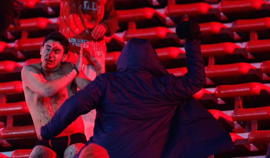 Hinchas de Independiente golpeando a hinchas de la U de Chile