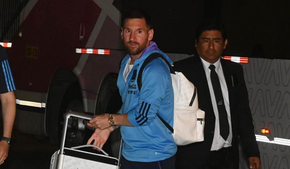 Messi subiendo al avión