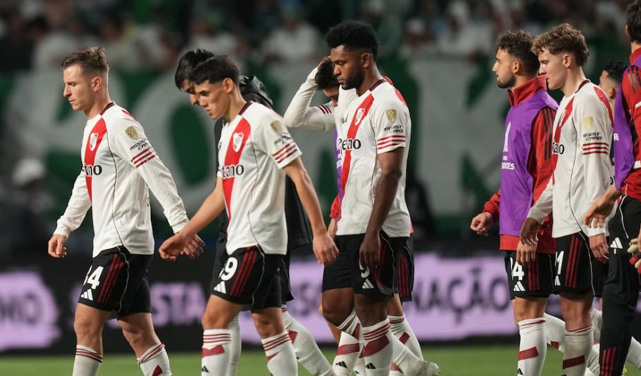Plantel de River tras la eliminación de la Copa Libertadores 2025