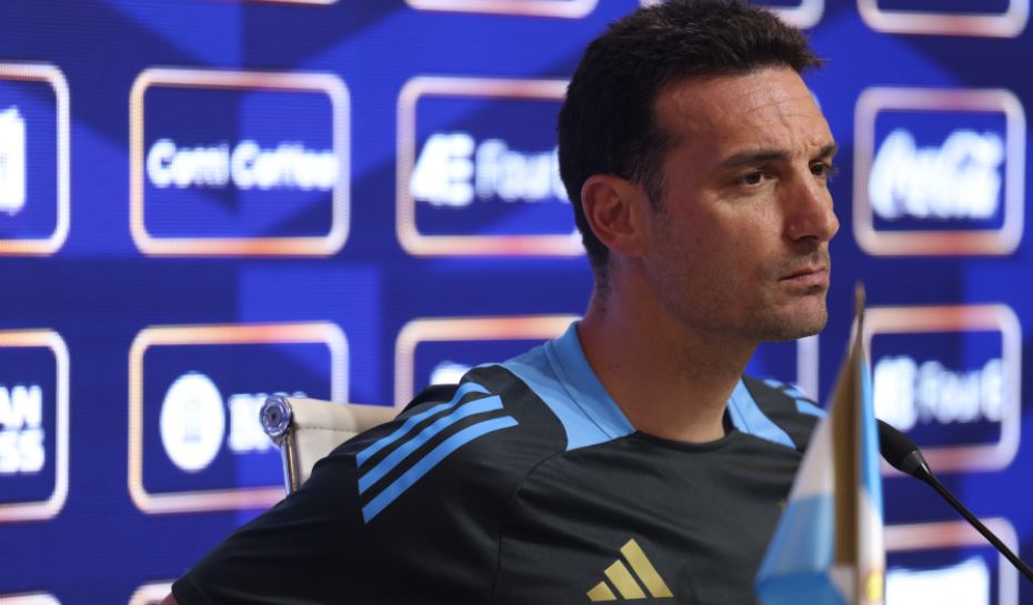 Scaloni mirando atento en la conferencia de la Selección