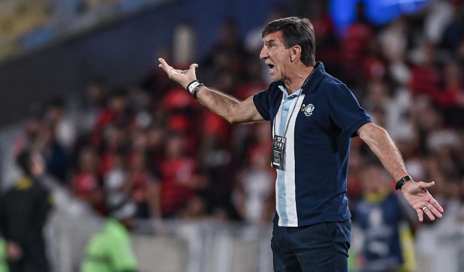 Gustavo Costas enfurecido con el árbitro