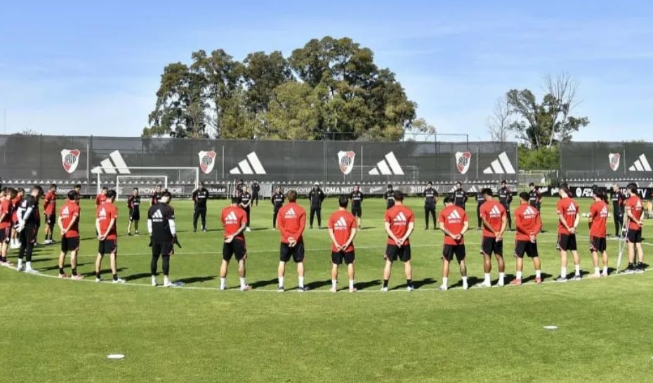 Minuto de silencio de los jugadores de River por la muerte de Russo