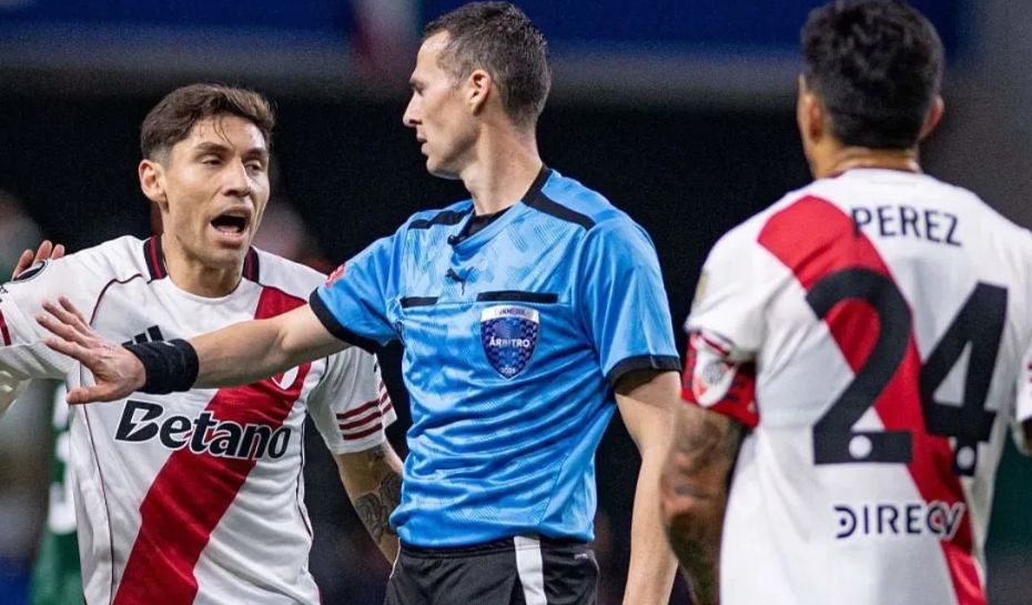 Montiel y Enzo Pérez le reclamaron al árbitro vs Plameiras