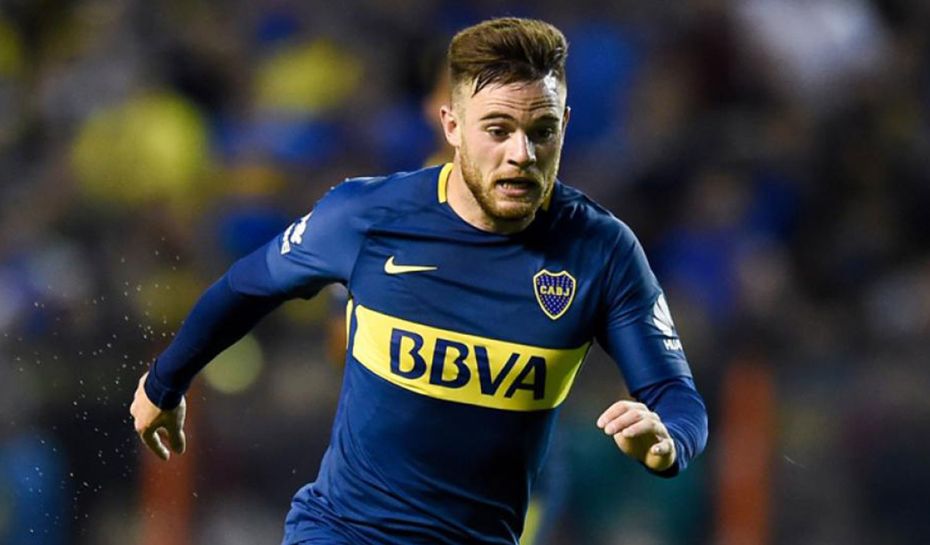 Nahitan Nández jugando en Boca