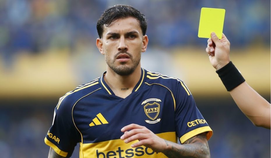 Paredes recibiendo tarjeta amarilla