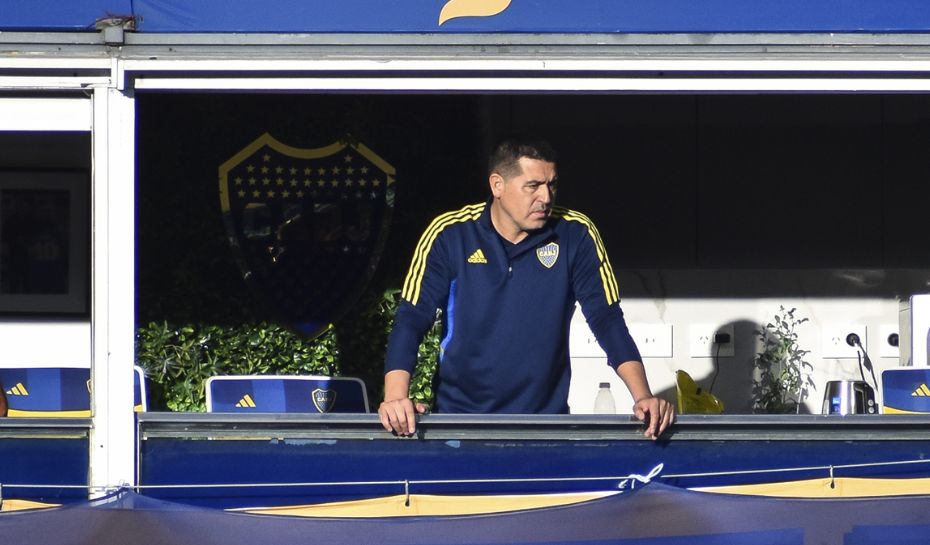 Riquelme mirando a Boca desde su palco de la Bombonera