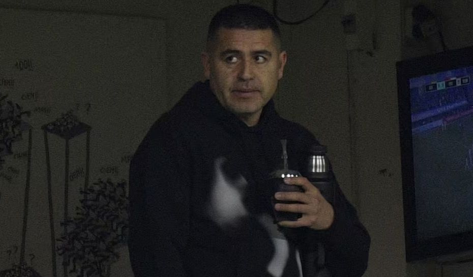 Riquelme tomando mate en el palco de Boca