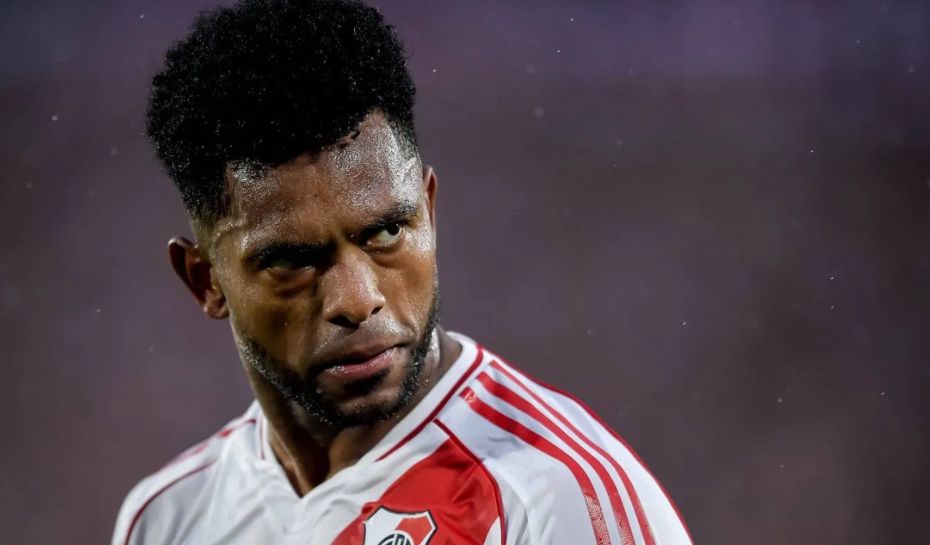 El colombiano Borja jugando con la camiseta de River Plate