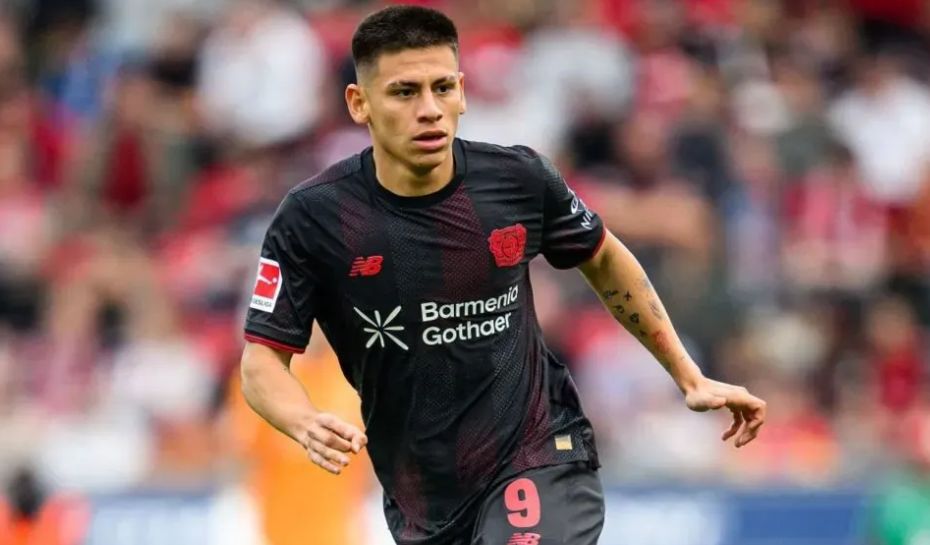 Echeverri disputando un partido en Bayer Leverkusen