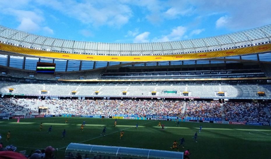 Estadio de fútbol parcialmente lleno