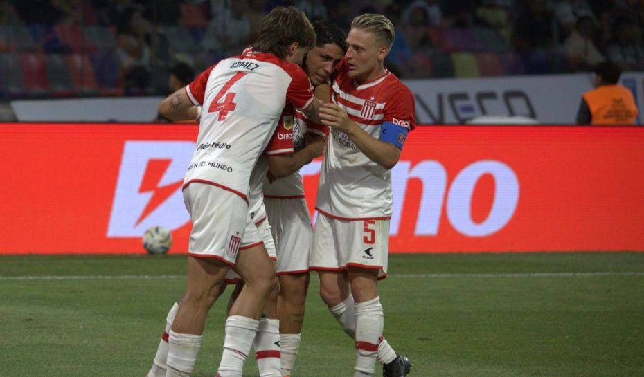 Festejo de gol del Pincha frente a Central Córdoba por el Clausura 2025