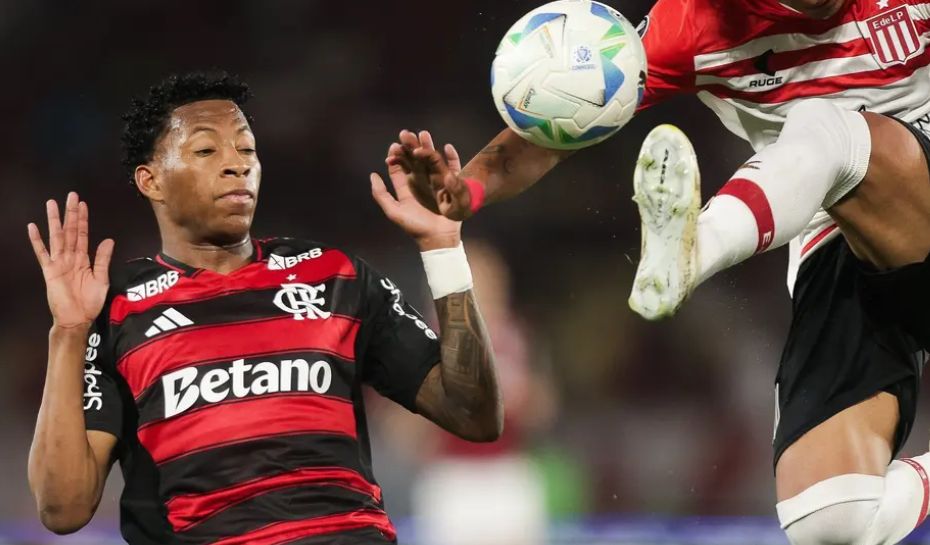 Jugada disputada en el partido de Flamengo y Estudiantes
