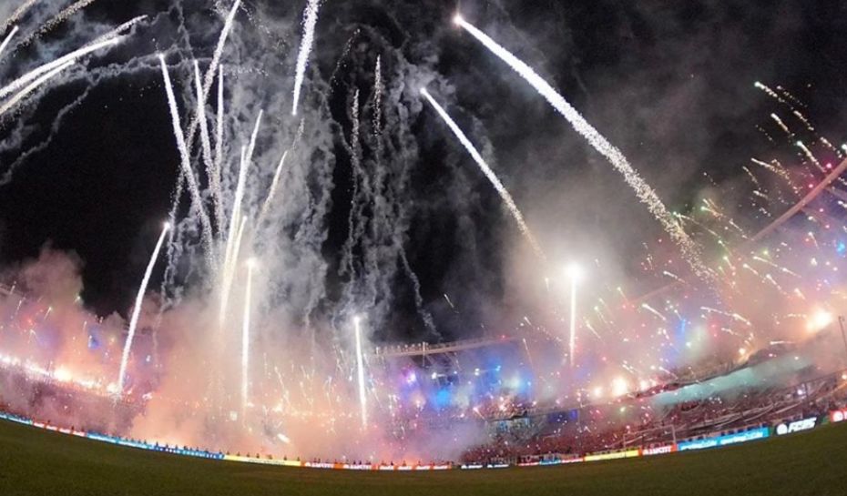 Pirotecnia en el estadio de Racing de Avellaneda