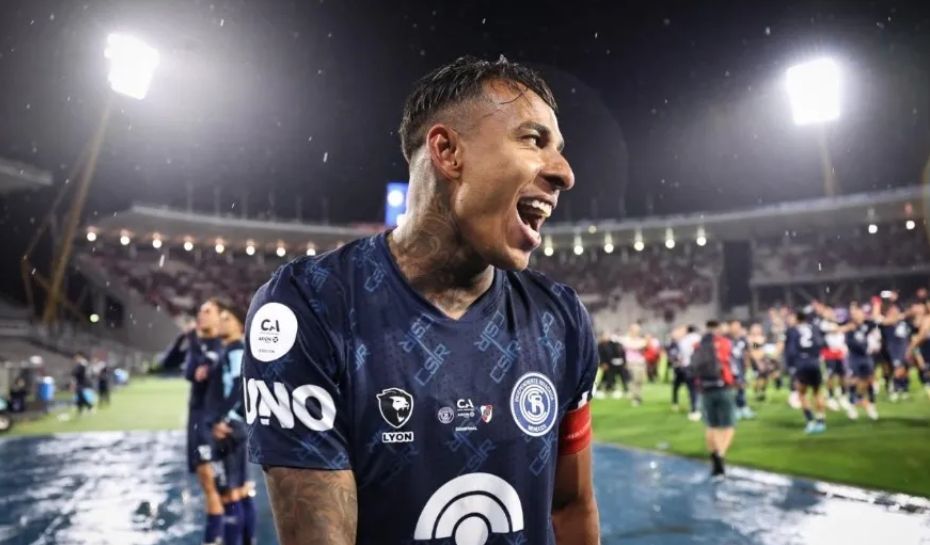 Sebastián Villa festejando el campeonato con Independiente Rivadavia