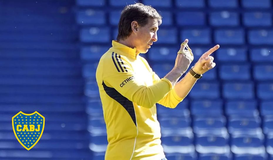 Úbeda dando indicaciones en el entrenamiento de Boca