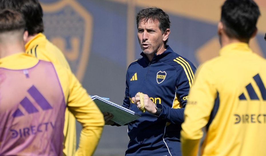 Úbeda dando indicaciones en el entrenamiento de Boca