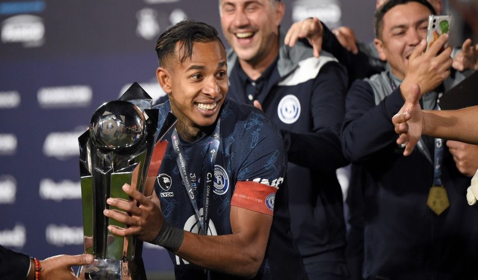 Villa con el trofeo de la Copa Argentina 2025