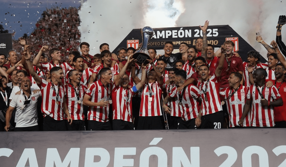 Estudiantes campeones del Trofeo de Campeones 2025