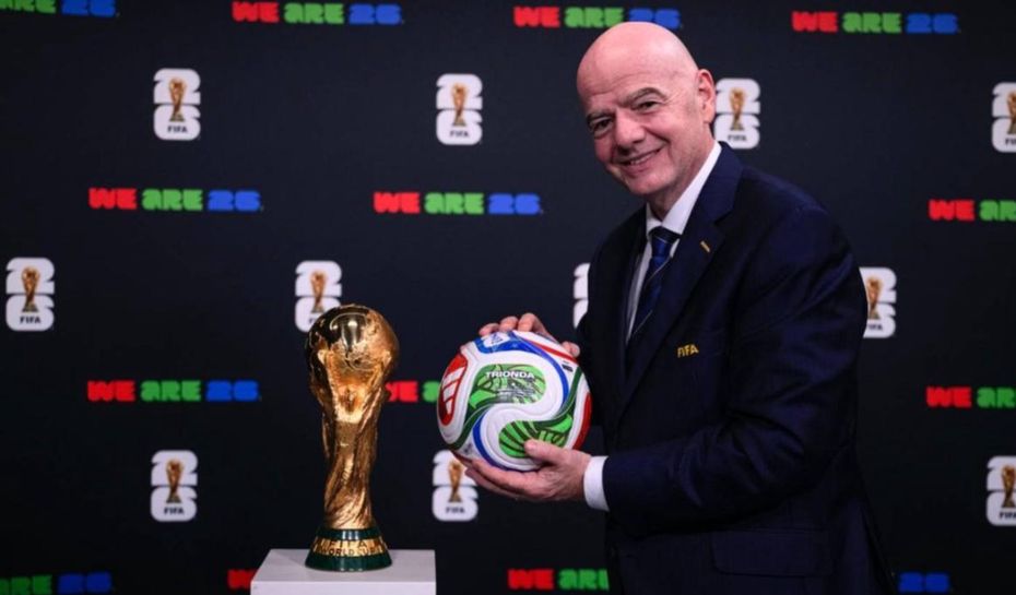 Infantino con la Copa del Mundo y la pelota del Mundial 2026