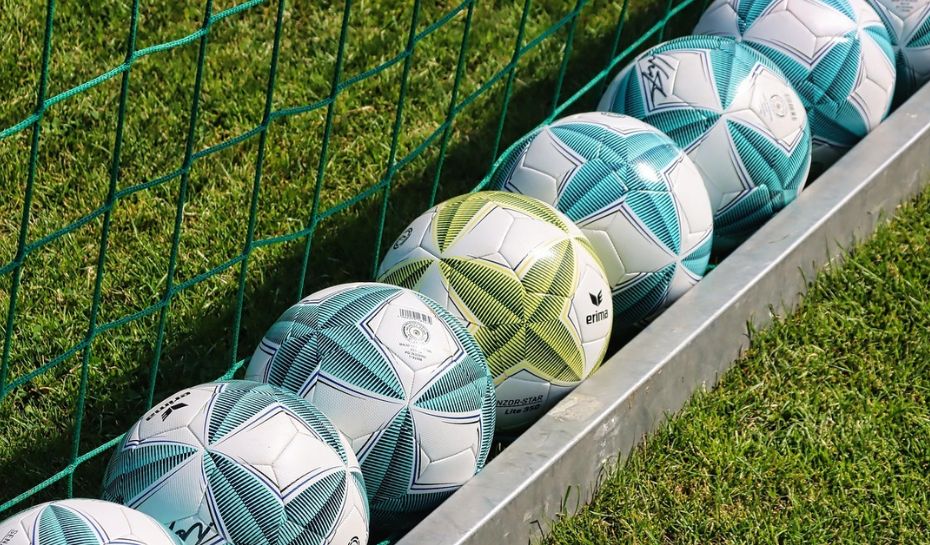 Pelotas de fútbol sobre el césped